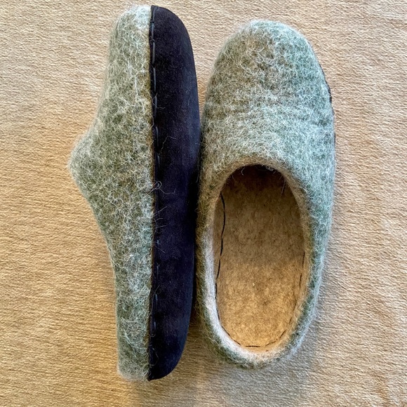 Handmade wool felted slippers - Picture 2 of 4